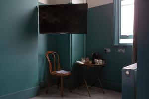 TV a/nebo společenská místnost v ubytování The Crown Rooms