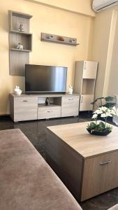 TV a/nebo společenská místnost v ubytování Seaside Nest Corinth