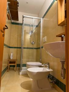 un bagno con doccia, WC e lavandino di Interno 2 Il giardino segreto CENTRO a Bari