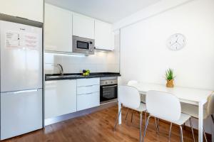 Kuchyň nebo kuchyňský kout v ubytování 32 BRIGHT COPACABANA ocean view free WiFi