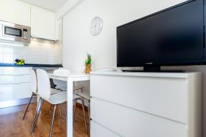 Kuchyň nebo kuchyňský kout v ubytování 32 BRIGHT COPACABANA ocean view free WiFi