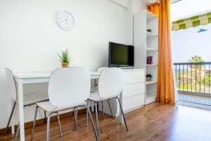 TV a/nebo společenská místnost v ubytování 32 BRIGHT COPACABANA ocean view free WiFi
