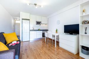 Kuchyň nebo kuchyňský kout v ubytování 32 BRIGHT COPACABANA ocean view free WiFi
