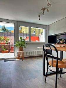 Una cocina con una mesa y una silla en una habitación. en Ca' dal Bagatt Losone Campagna, en Losone
