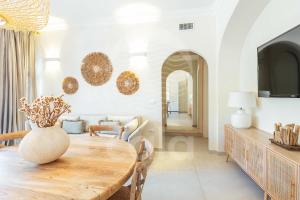 a living room with a table and a couch at Dimora Tesoro - by Cala Salento in Torre Lapillo