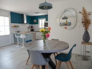 勒沙托多莱龙LA CASA DE BABOU的配有木桌椅的厨房和餐厅 更多8张照片