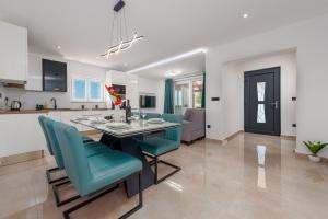 a kitchen and dining room with a table and chairs at Villa Chivas ZadarVillas in Donje Raštane