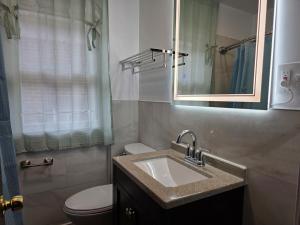 Ένα μπάνιο στο Soft Sheets & Sweet Dreams - 3 Bedroom Home with Driveway