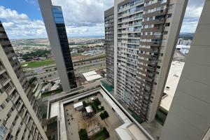 une vue aérienne de grands immeubles dans une ville dans l'établissement Apt de Luxo II no Shopping DF Plaza Aguas Claras, à Brasilia