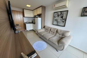 un salon avec un canapé et une cuisine dans l'établissement Apt de Luxo II no Shopping DF Plaza Aguas Claras, à Brasilia 21 autres photos