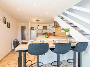 Una cocina y un comedor con mesa y sillas. en Apartment La Chênaie-6 by Interhome, en Saint-Aygulf 31 fotos más