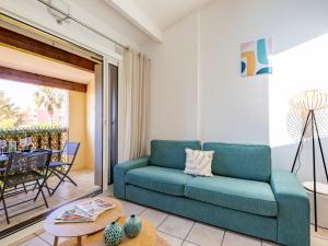 una sala de estar con un sofá y una mesa en Apartment La Chênaie-6 by Interhome, en Saint-Aygulf