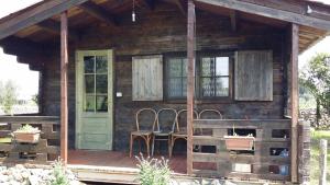 阿里米尼的住宿－Campeggio Bungalow Darwin，小木屋设有2把椅子和门廊