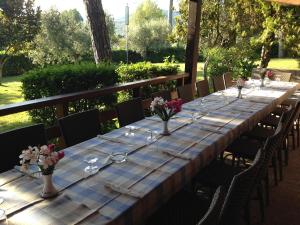 A garden outside Hotel Ristorante Il Gabbiano