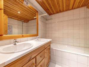 ヴァル・ディゼールにあるStudio cosy avec wifi, centre village, près des pistes - Val-d'Isère - FR-1-694-250の洗面台2つ、浴槽1つ、鏡1つを備えたバスルーム +10枚の写真