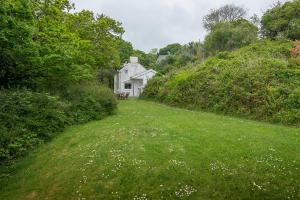 Aed väljaspool majutusasutust Middle Hill Cottage