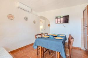 Un televizor și/sau centru de divertisment la Villa White Rock - Costa Smeralda & Baja Sardinia