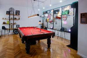a room with a pool table in a room at MOBstar in Alba Iulia