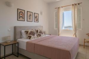 A bed or beds in a room at Cozy Sea View House