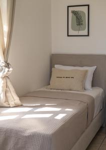 A bed or beds in a room at Cozy Sea View House