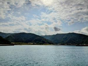 ein großes Gewässer mit Bergen im Hintergrund in der Unterkunft Cloud House Amami in Yamato + 4 Fotos
