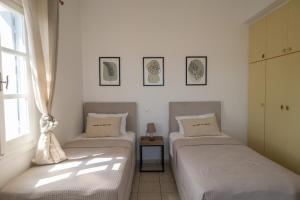 A bed or beds in a room at Cozy Sea View House