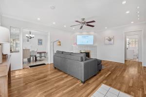 Χώρος καθιστικού στο East SJ Entire 4Br Home Quiet