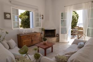 A seating area at Cozy Sea View House