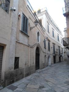 een oud gebouw met een straat ervoor bij Palazzo Sottile Meninni in Gravina in Puglia