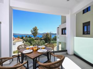 ein Esszimmer mit Tisch und Stühlen und einem großen Fenster in der Unterkunft Pillow Apartments in Nikiana