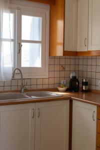 A kitchen or kitchenette at Cozy Sea View House
