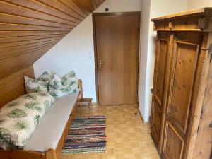 a room with a couch and a wooden door at Das Sunnhäusl in Mariapfarr