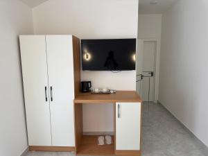 Кухня или мини-кухня в Kamilovs' Hotel
