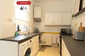 Nhà bếp/bếp nhỏ tại 2 BR Apartment By Littlepiggyrentals Short Lets & Serviced Accommodation Leicester With Wi-Fi, Free Parking & Outdoor Area