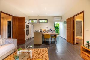 Η κουζίνα ή μικρή κουζίνα στο Villa Remeitch 4 etoiles Luxe avec Piscine privee & Sauna