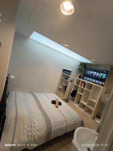 een slaapkamer met een bed en een raam erin bij City Center ground floor in Oostende