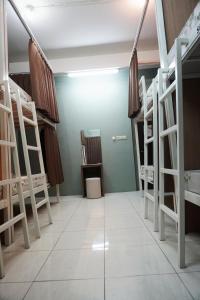 Palanda nebo palandy na pokoji v ubytování Little Malang Hostel小玛瑯青年旅舍