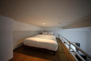 Giường trong phòng chung tại goom Hotel Nakasu BLUGE