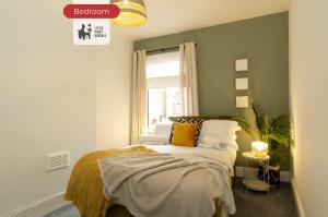 Giường trong phòng chung tại 2 BR Apartment By Littlepiggyrentals Short Lets & Serviced Accommodation Leicester With Wi-Fi, Free Parking & Outdoor Area