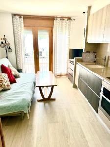 una piccola stanza con un tavolo e una cucina di Bellavista a Platja  d'Aro