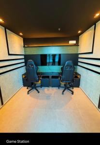 two desks in a room with two chairs at Ap 2 quartos ,condomínio mirante clube in Fortaleza +33 photos