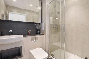 un bagno con doccia, WC e lavandino di Mill Hill 2 Bed Apartment a Mill Hill Altre 5 foto