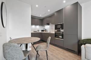 una cucina con tavolo e due sedie di Mill Hill 2 Bed Apartment a Mill Hill