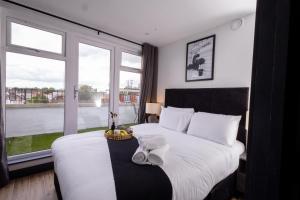 Ένα ή περισσότερα κρεβάτια σε δωμάτιο στο Brand-New Top-Floor Flat with Stunning Balcony & Parking