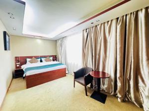 Postel nebo postele na pokoji v ubytování Kaiser Hotel
