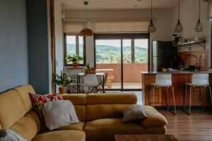 a living room with a couch and a kitchen at El Sitio Penthouse in Playa Venao