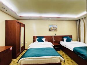 Postel nebo postele na pokoji v ubytování Kaiser Hotel