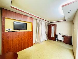 TV a/nebo společenská místnost v ubytování Kaiser Hotel