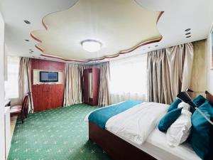 Postel nebo postele na pokoji v ubytování Kaiser Hotel
