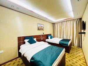 Postel nebo postele na pokoji v ubytování Kaiser Hotel
